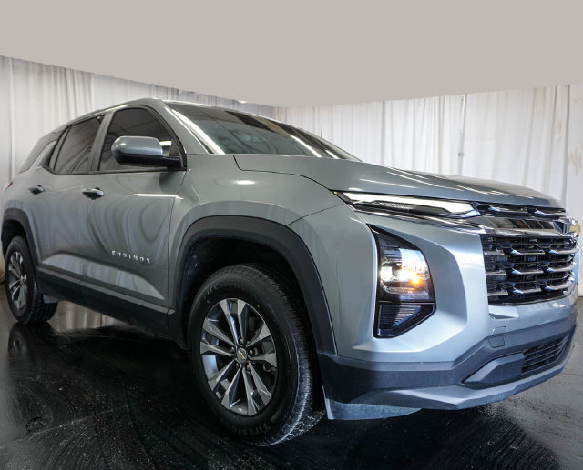 Used 2025 Chevrolet Equinox LT FWD image 2