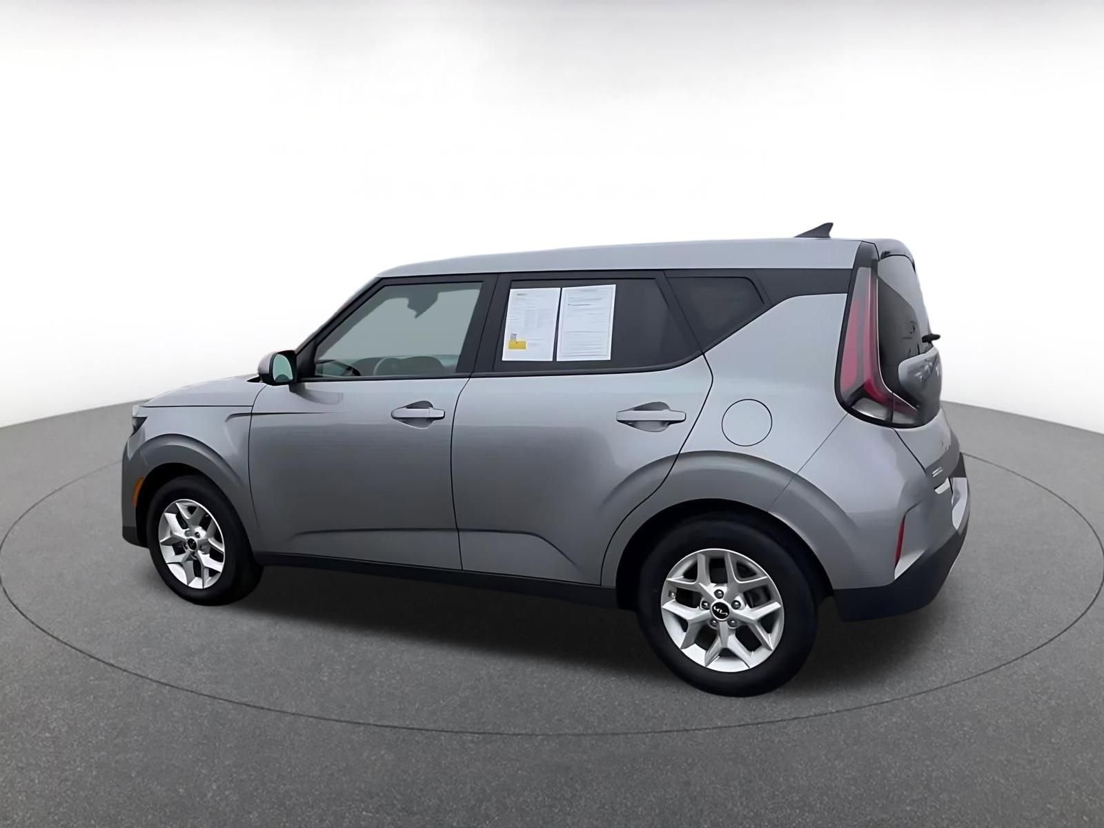 Used 2025 Kia Soul LX w/ LX Technology Package FWD image 10