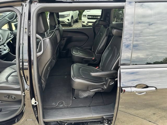 Used 2025 Chrysler Pacifica Limited FWD image 11