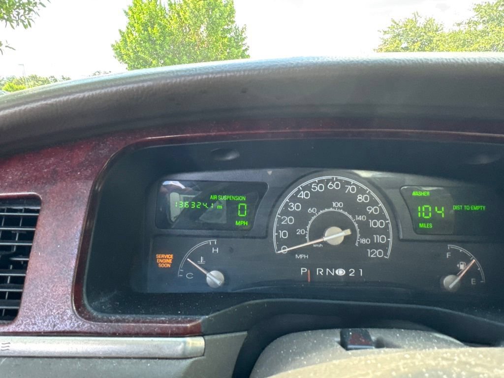 Used 2004 Lincoln Town Car Signature RWD image 13