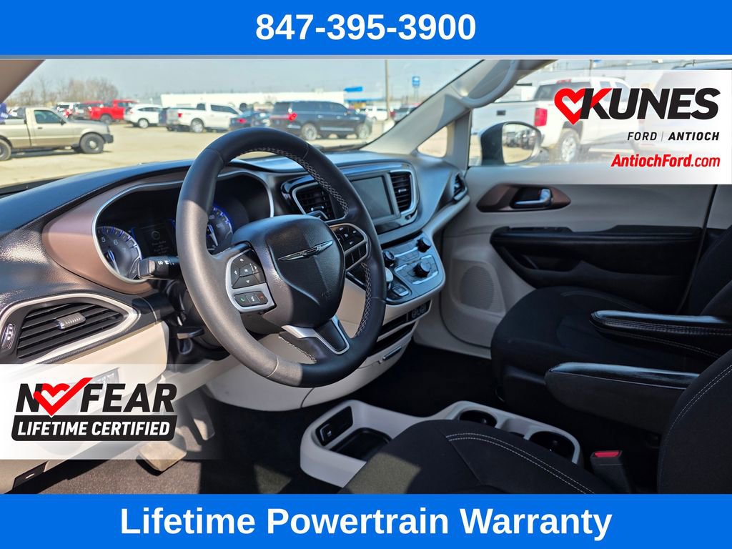 Used 2023 Chrysler Voyager LX image 14