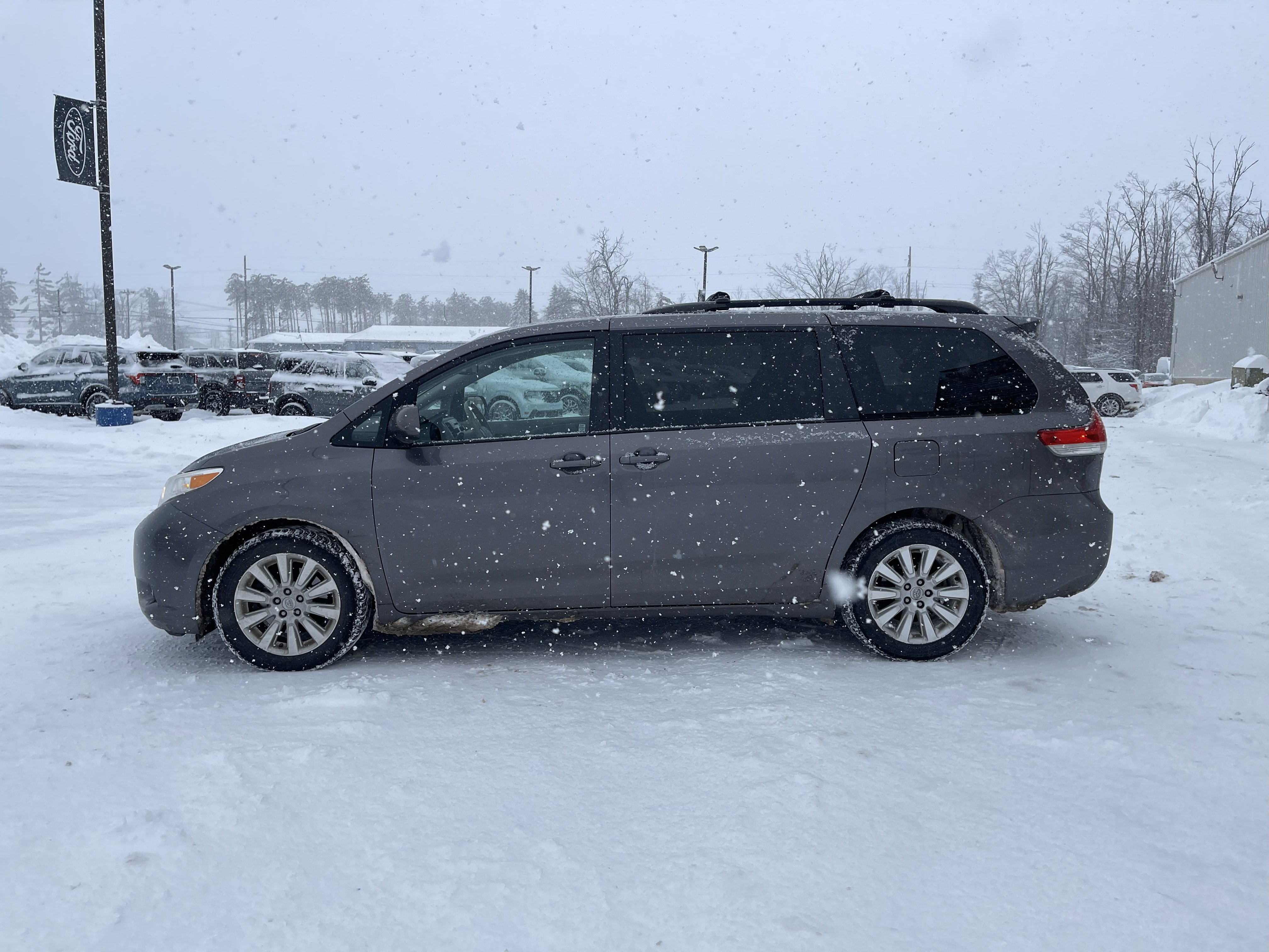 Used 2014 Toyota Sienna XLE image 7