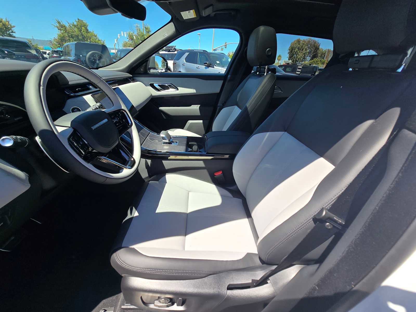 New 2026 Land Rover Range Rover Velar Dynamic SE image 23