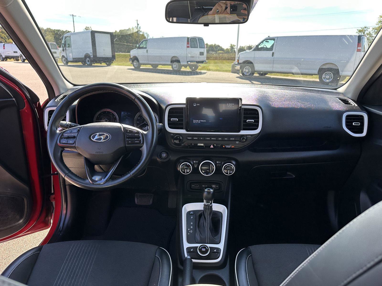 Used 2022 Hyundai Venue Limited image 15