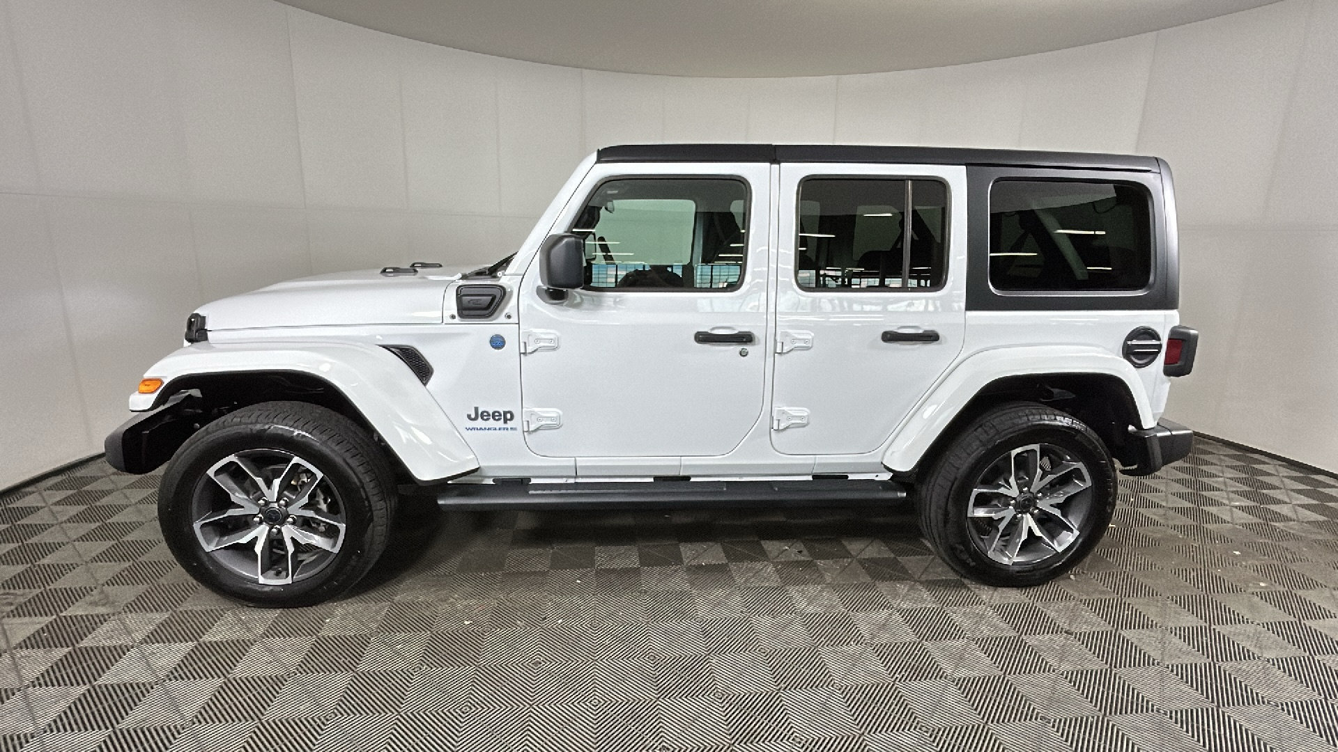 Used 2024 Jeep Wrangler Unlimited w/ Convenience Group AWD/4WD image 7