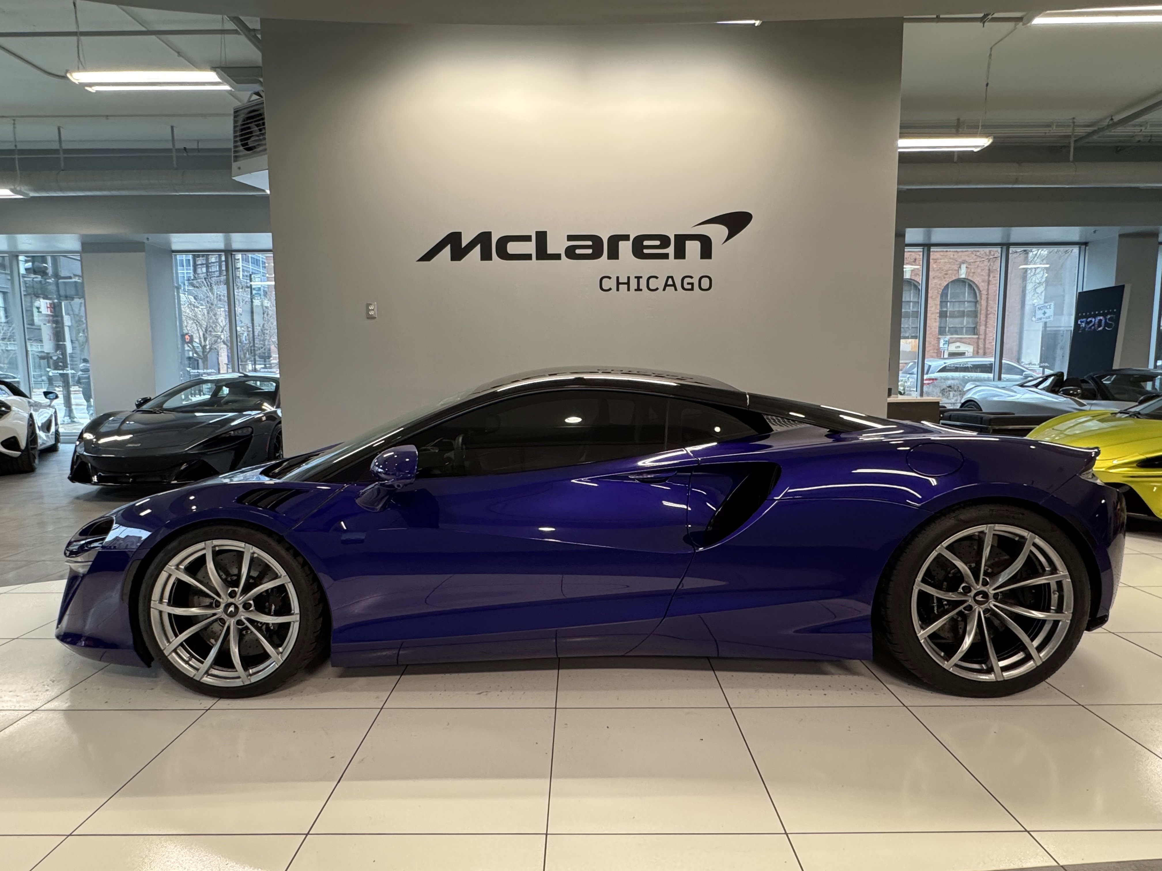 Used 2023 McLaren Artura image 2