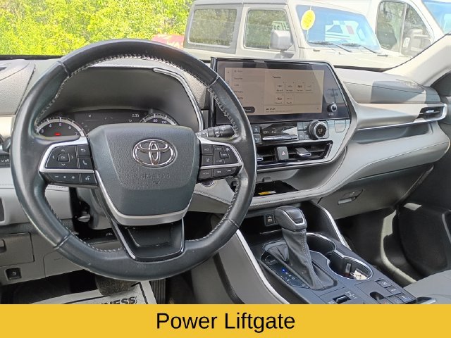 Used 2023 Toyota Highlander XLE AWD/4WD image 10