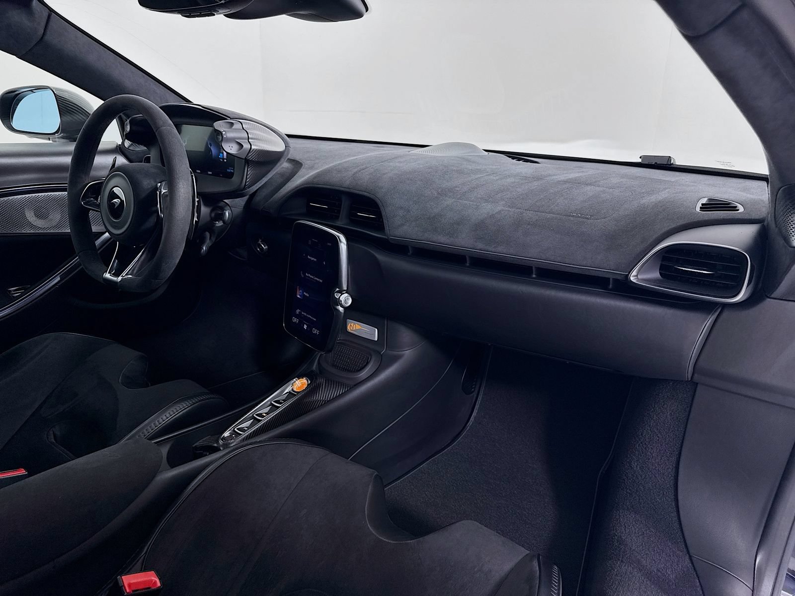Used 2025 McLaren Artura RWD image 22