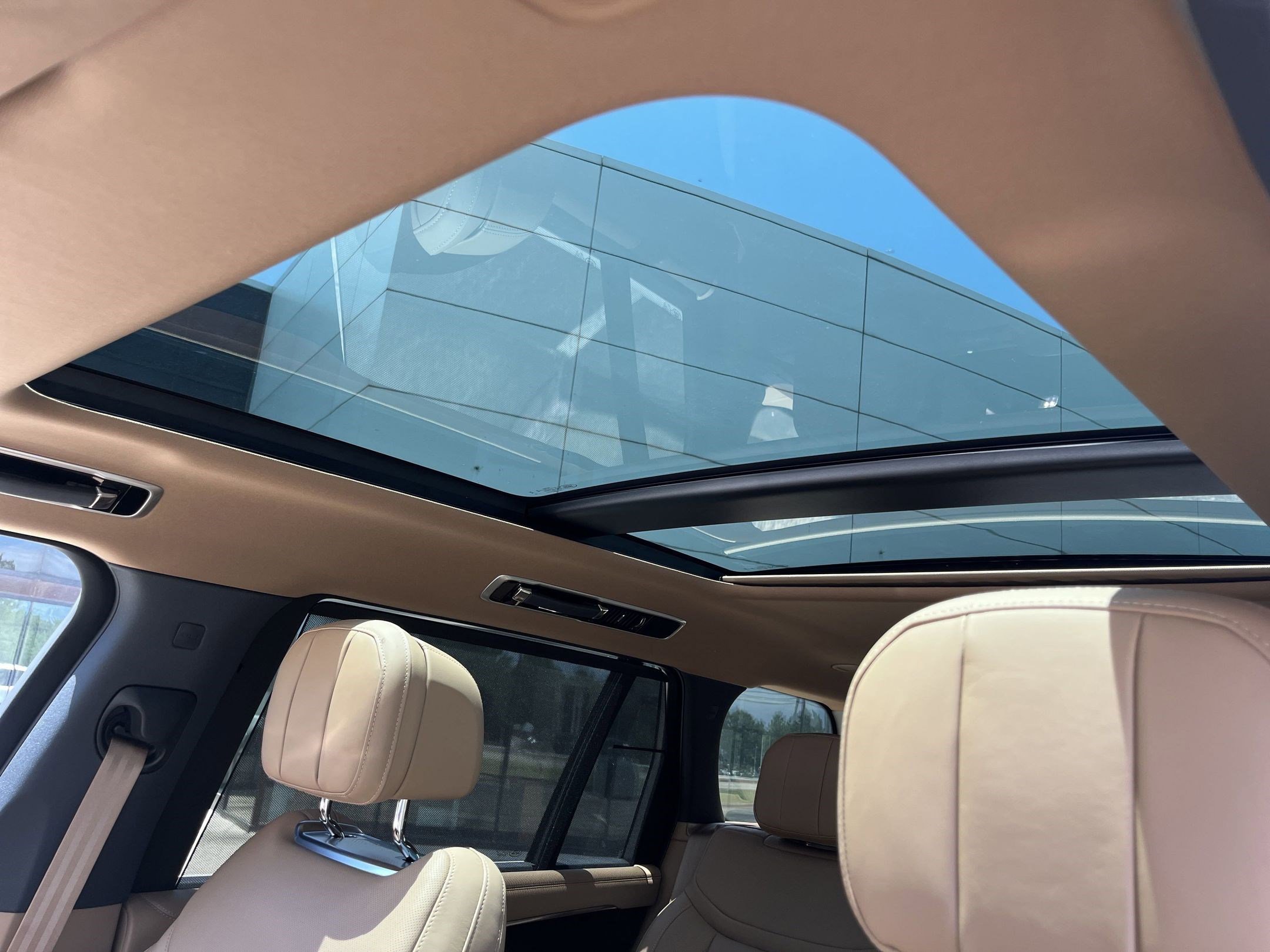 New 2025 Land Rover Range Rover Long Wheelbase SE image 13