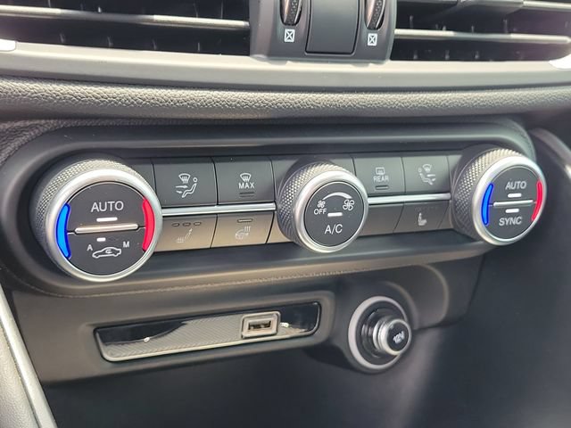 Used 2022 Alfa Romeo Giulia Veloce AWD/4WD image 32