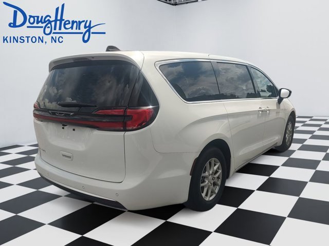 New 2027 Chrysler Pacifica Select FWD image 5