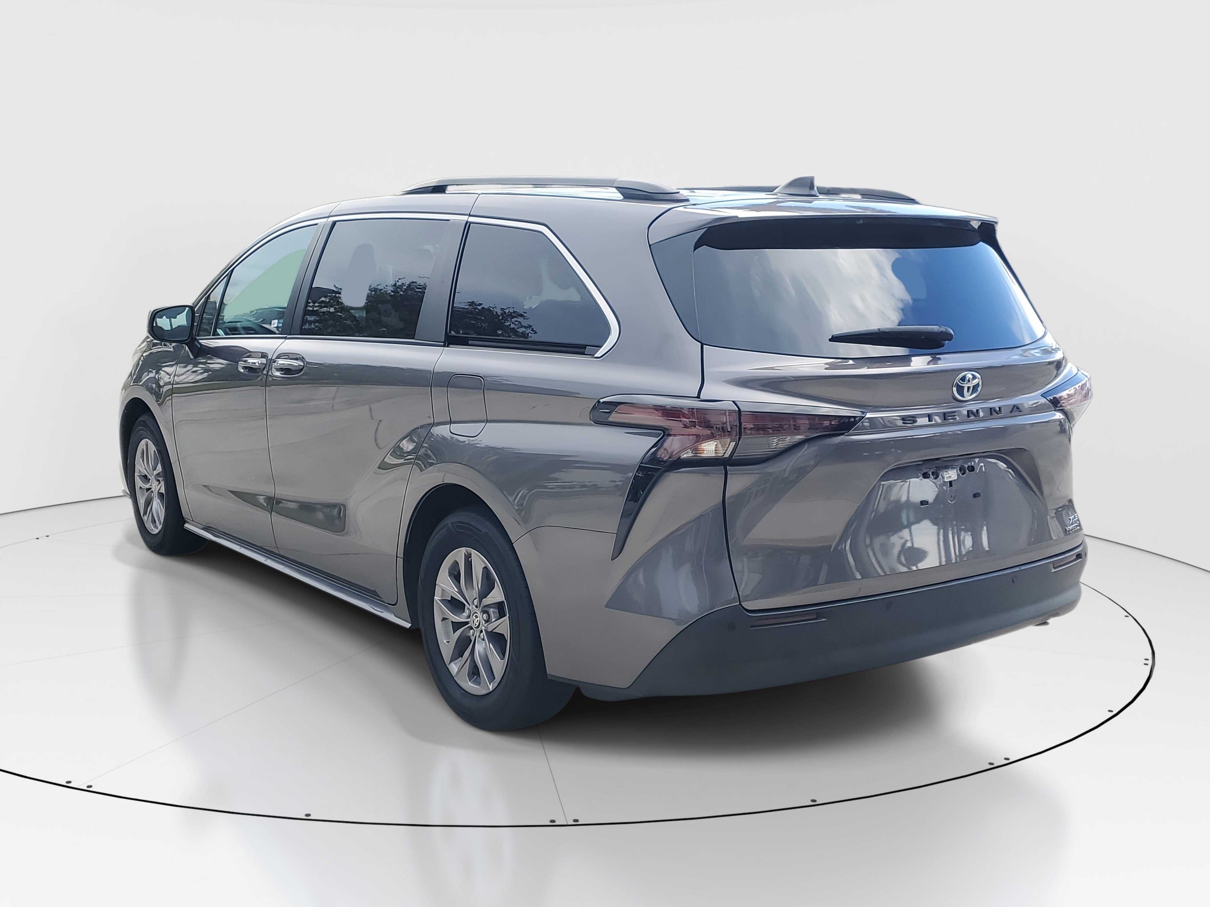 Used 2023 Toyota Sienna XLE image 5