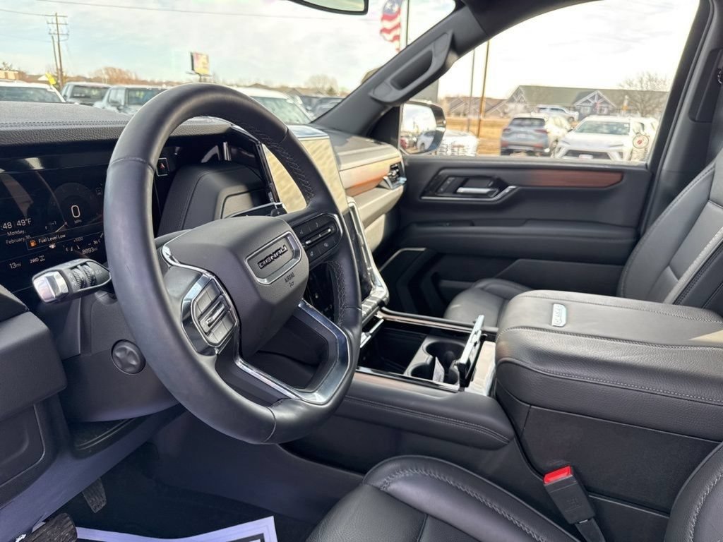 Used 2025 GMC Yukon XL Denali AWD/4WD image 31