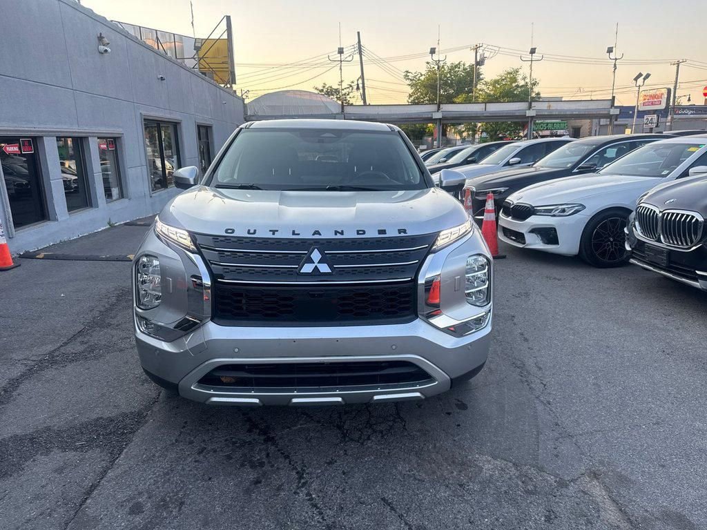 Used 2022 Mitsubishi Outlander SE AWD/4WD image 2