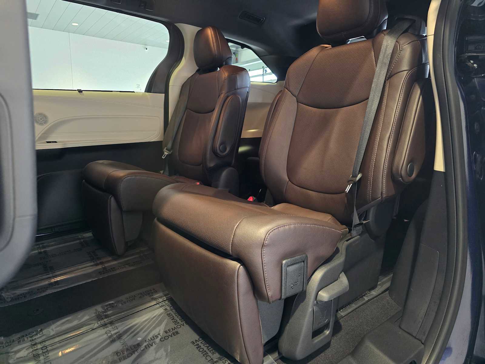 Used 2023 Toyota Sienna Platinum AWD/4WD image 18