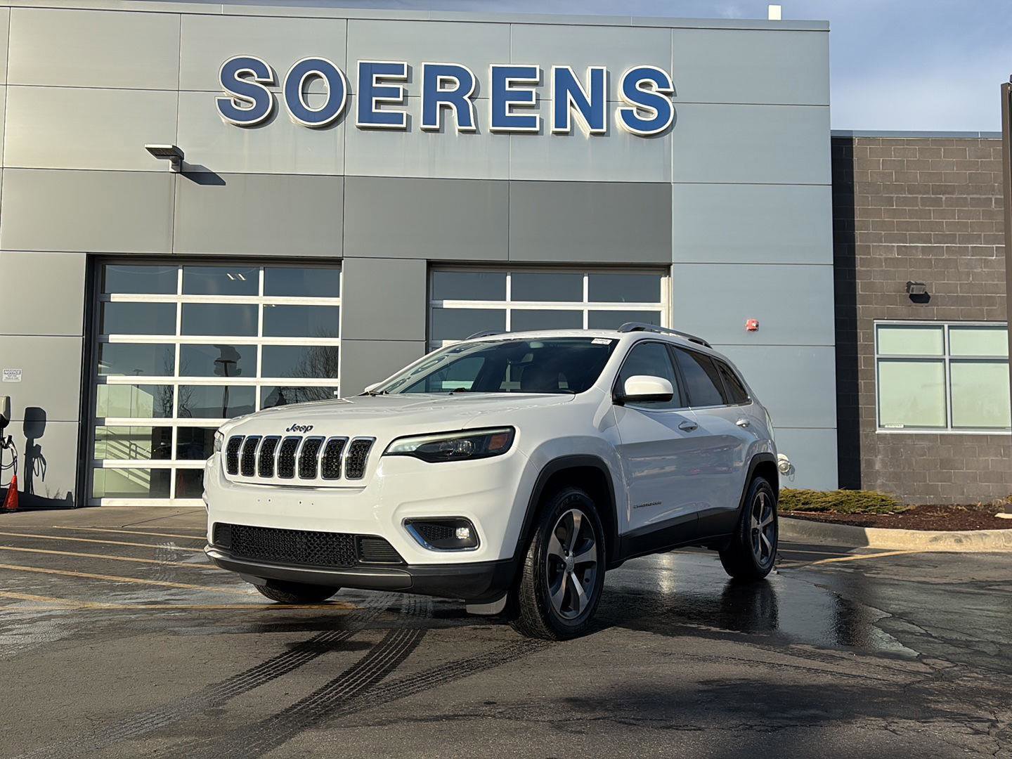 Used 2019 Jeep Cherokee Limited image 3