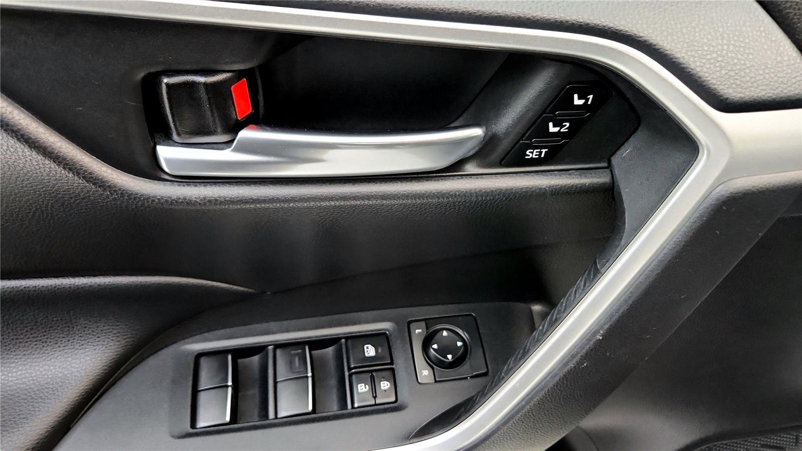 Used 2021 Toyota RAV4 XLE Premium AWD/4WD image 23