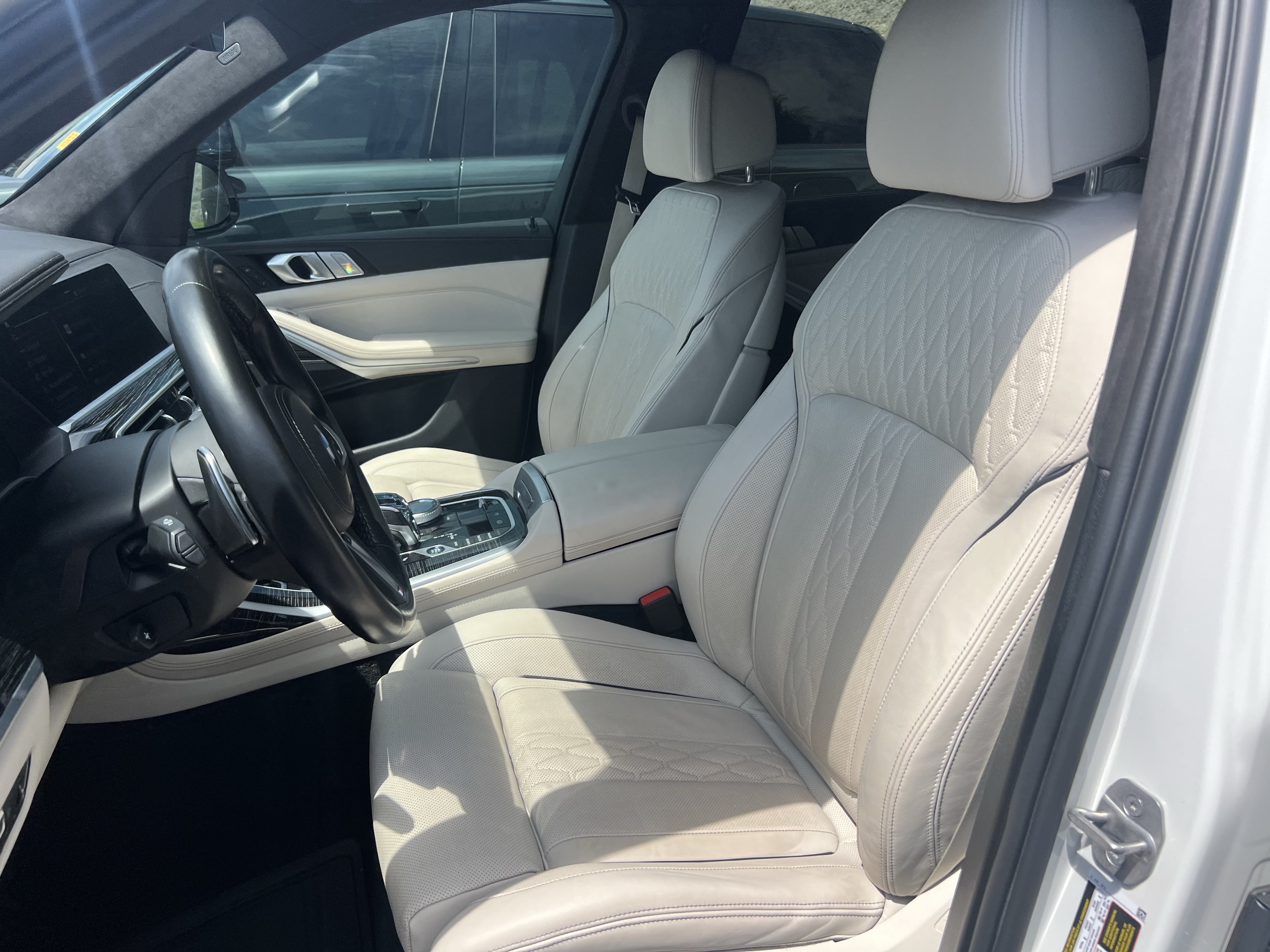 Used 2022 BMW X7 xDrive40i w/ M Sport Package AWD/4WD image 18