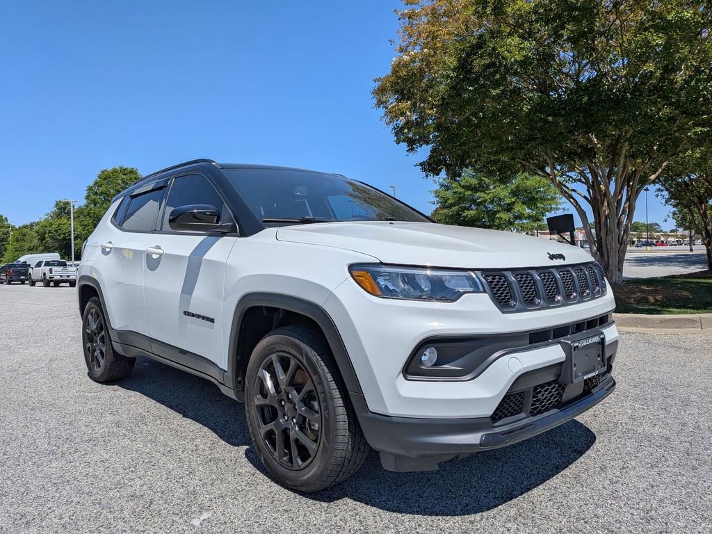 Used 2023 Jeep Compass Latitude w/ Convenience Group AWD/4WD image 2