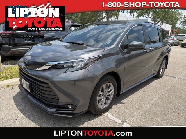 Used 2025 Toyota Sienna XLE FWD image 1