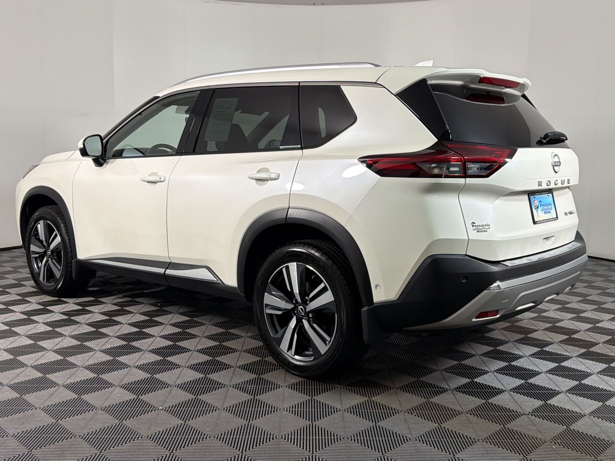 Used 2022 Nissan Rogue Platinum w/ Head-Up Display Package FWD image 2