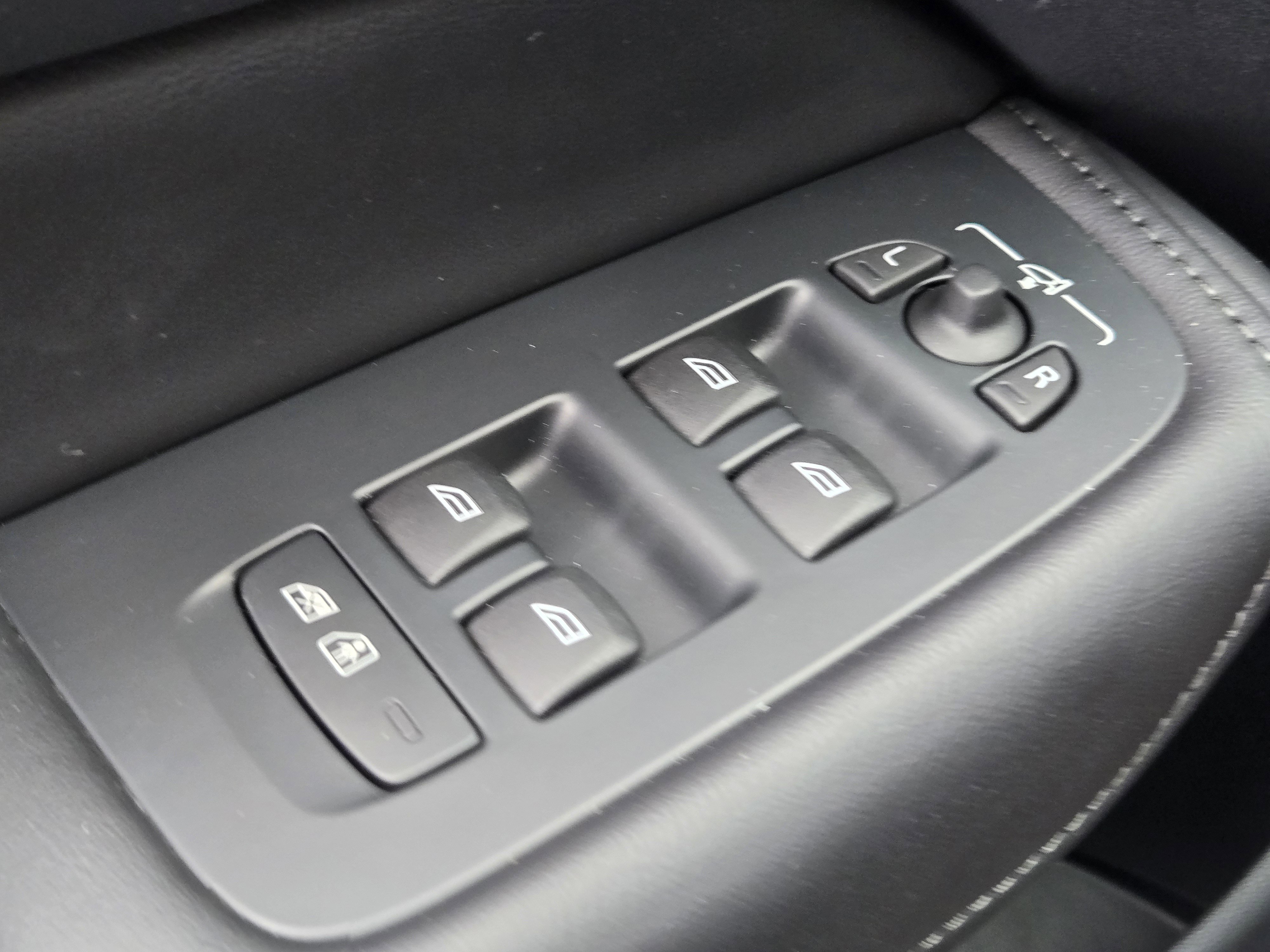 Used 2025 Volvo XC60 B5 Plus image 34