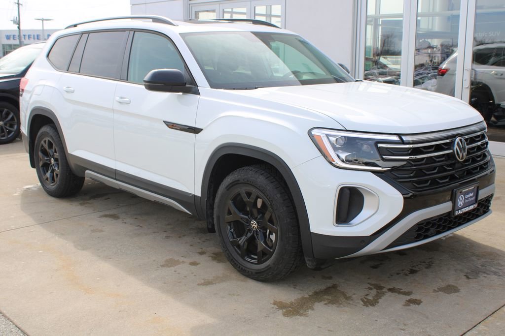 Certified 2025 Volkswagen Atlas Peak Edition SE image 1