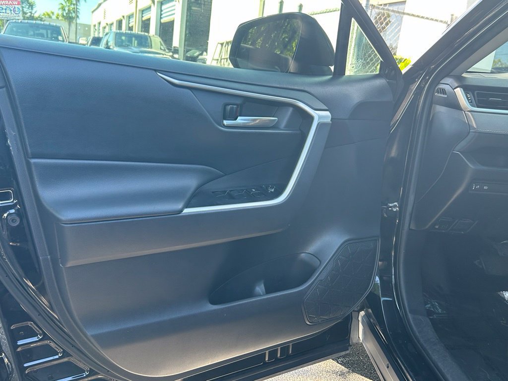 Used 2021 Toyota RAV4 XLE w/ Convenience Package FWD image 15