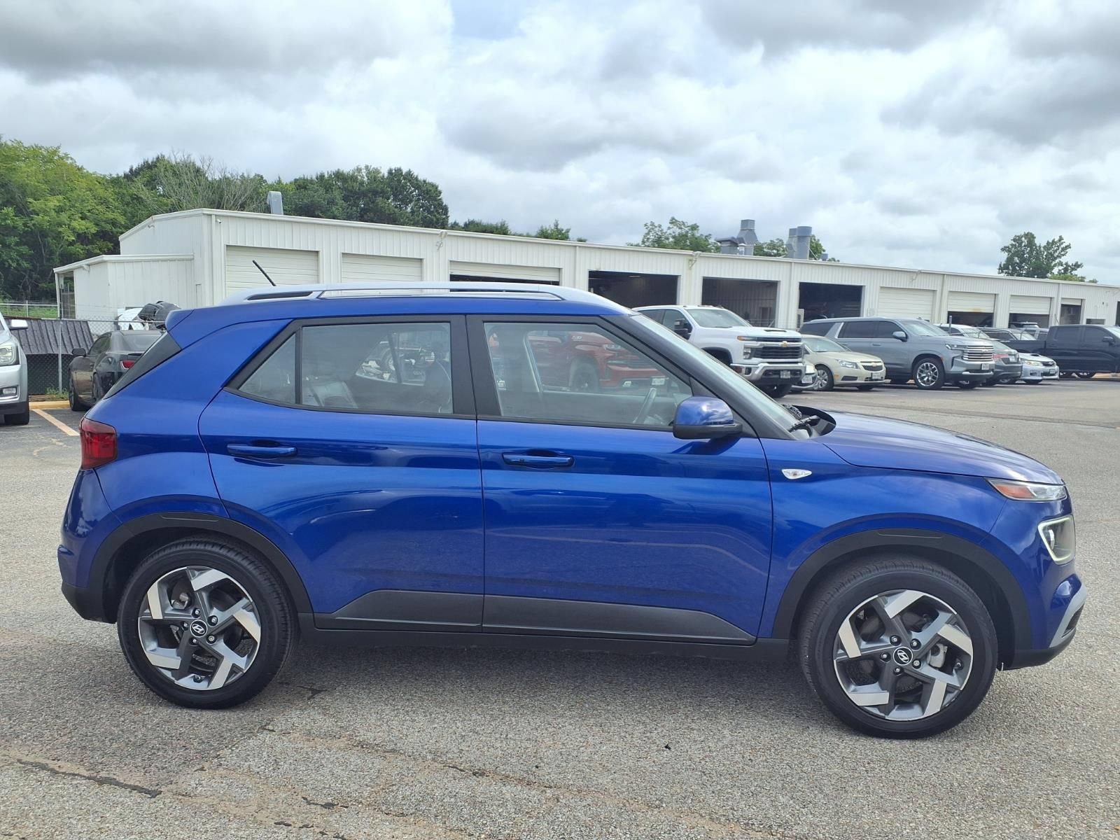 Used 2024 Hyundai Venue Limited FWD image 21