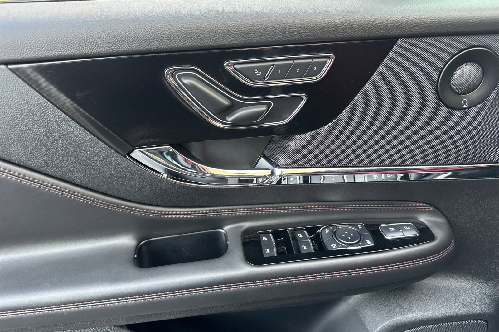 New 2025 Lincoln Corsair Reserve w/ Equipment Group 202A image 10