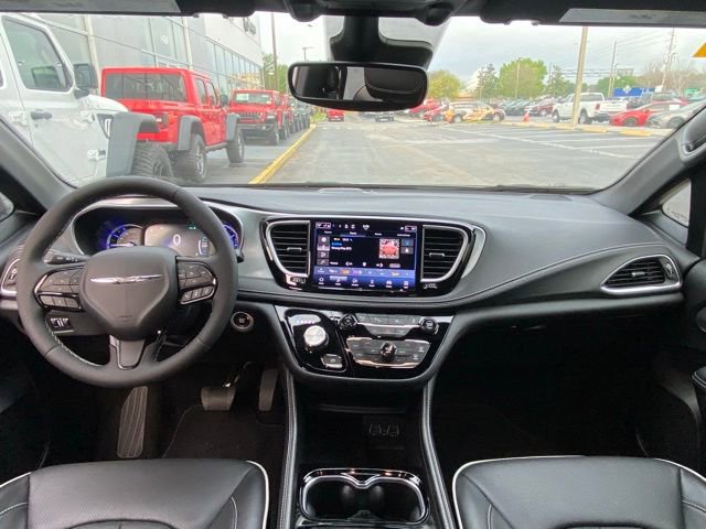 Used 2025 Chrysler Pacifica Premium image 17