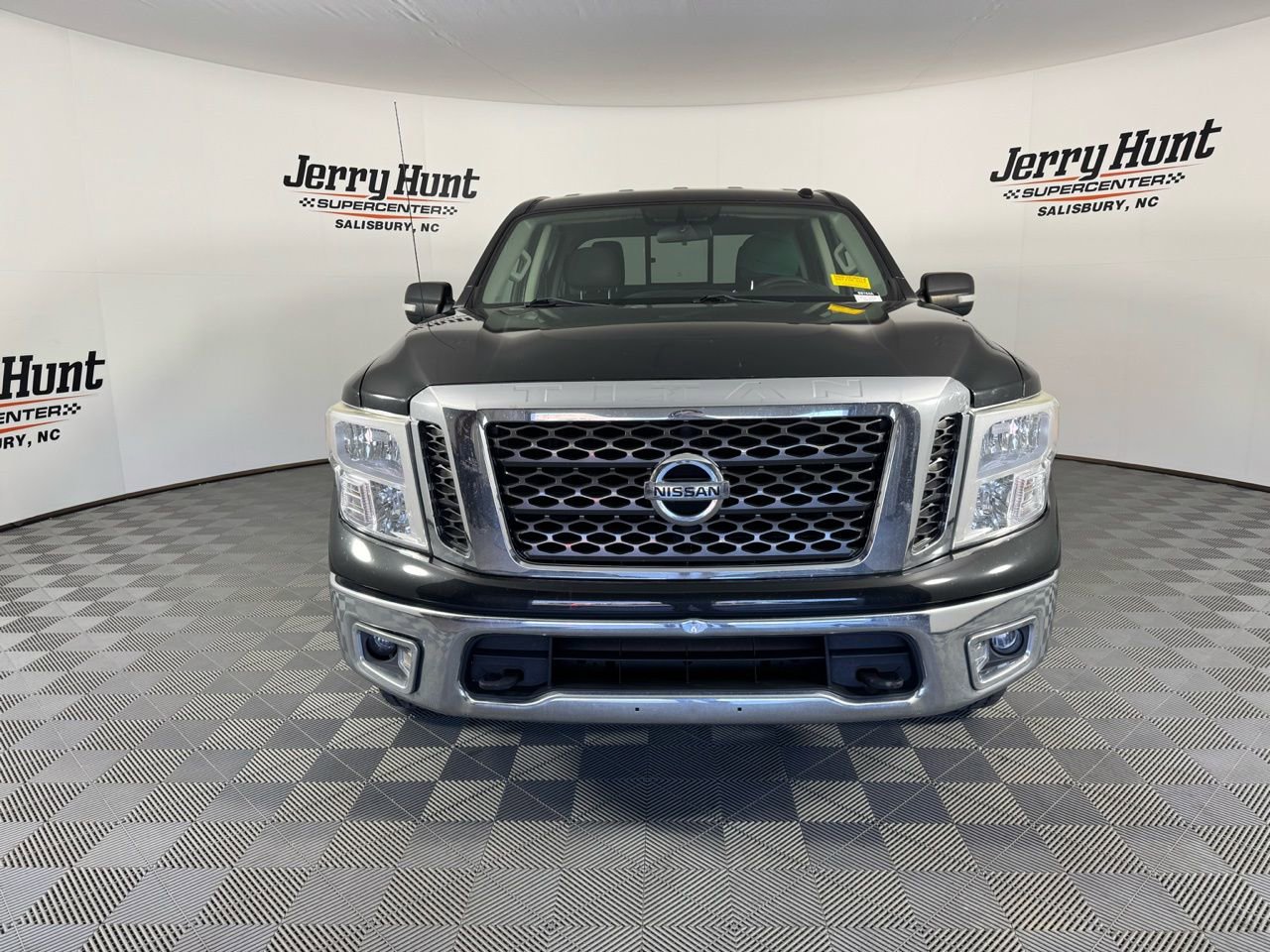 Used 2017 Nissan Titan SV image 6