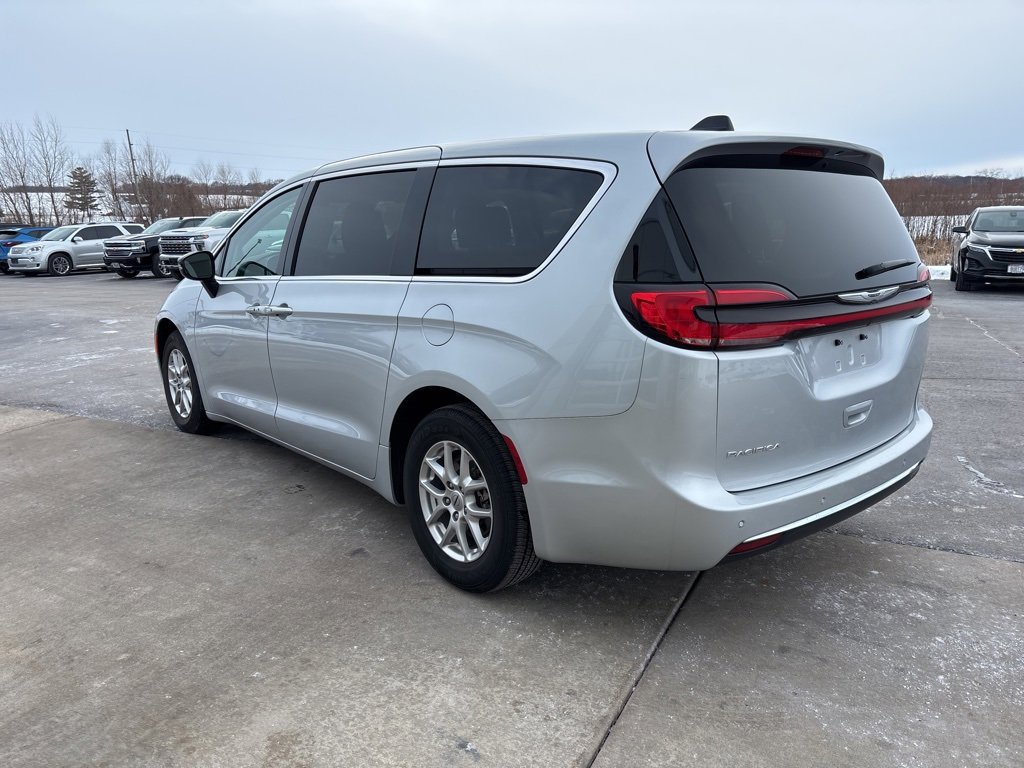 Used 2024 Chrysler Pacifica Touring-L image 5