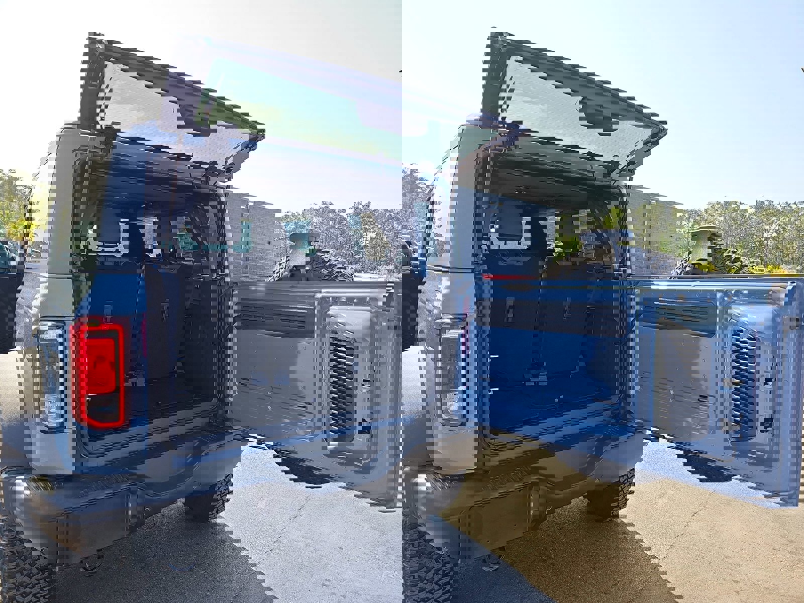 Used 2023 Ford Bronco Black Diamond w/ Sasquatch Package image 14