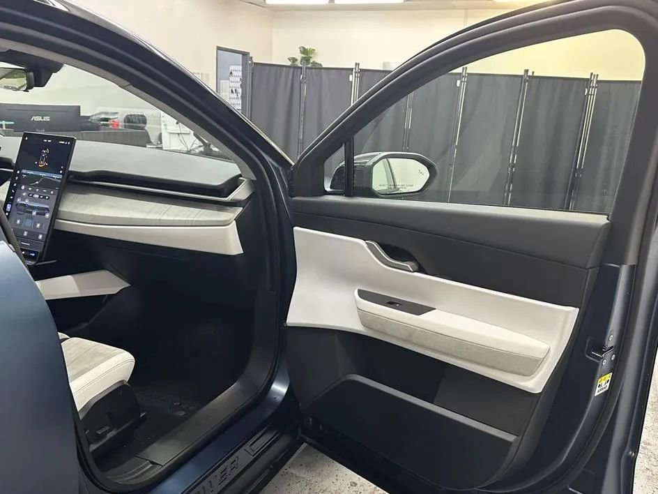 Used 2023 Fisker Ocean One AWD/4WD image 21