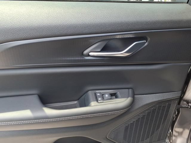 Used 2025 Jeep Grand Cherokee Laredo RWD image 6