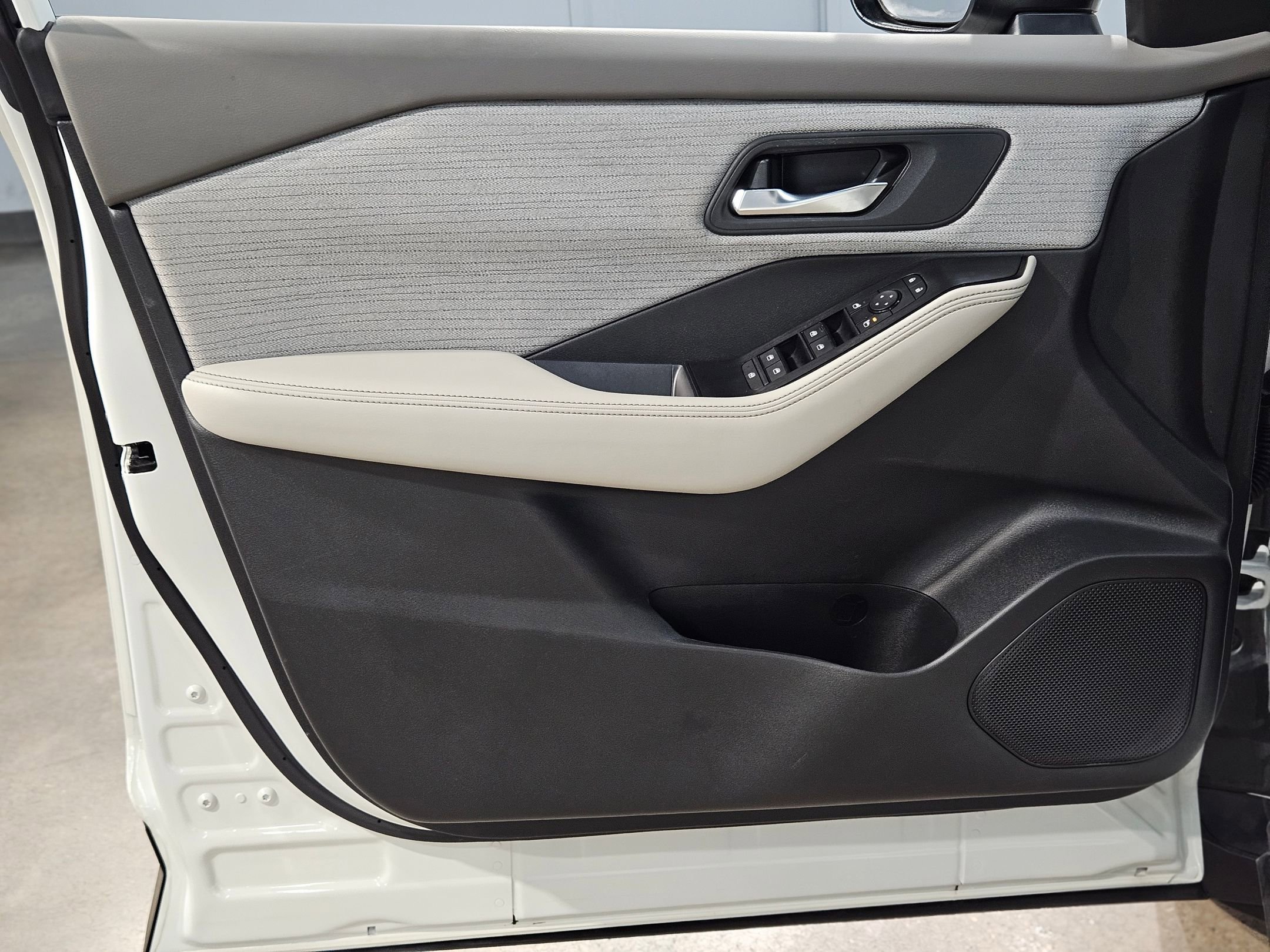 Used 2023 Nissan Rogue SV image 20