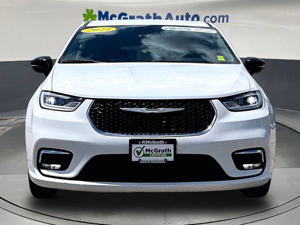 Used 2024 Chrysler Pacifica Touring-L FWD image 2