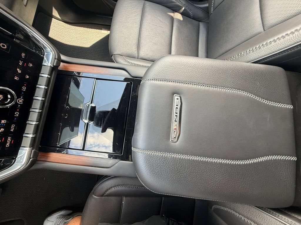 Used 2025 GMC Yukon Denali AWD/4WD image 32
