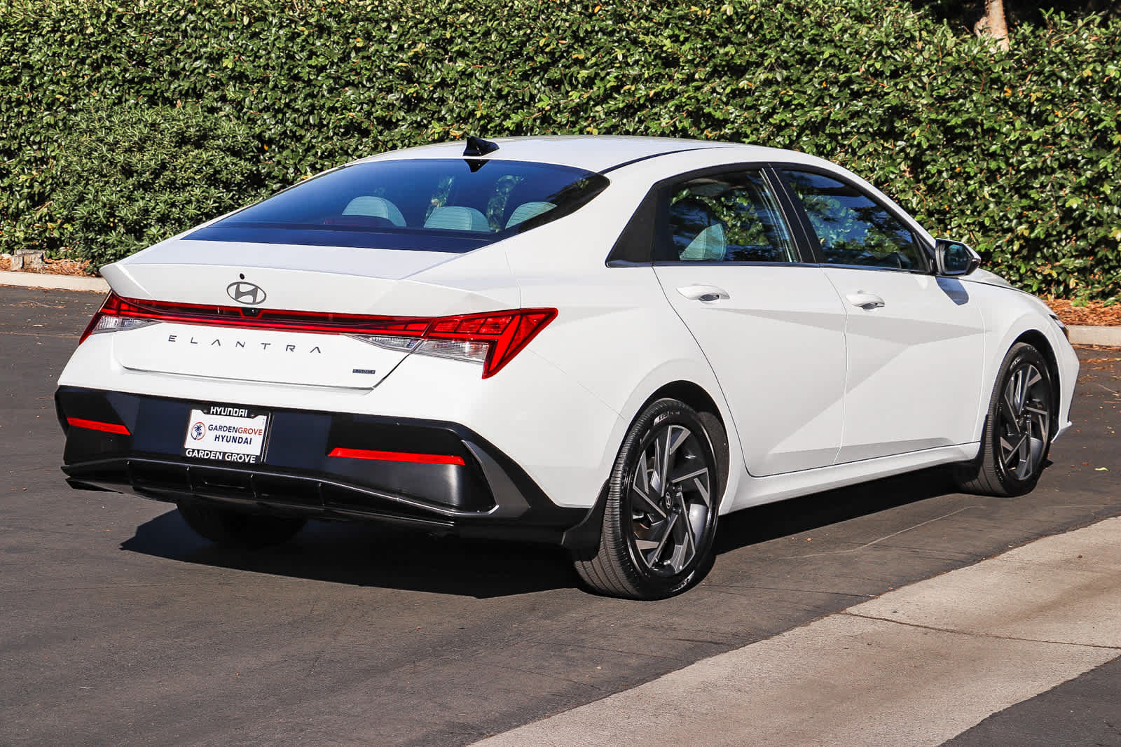 Used 2025 Hyundai Elantra Limited FWD image 6
