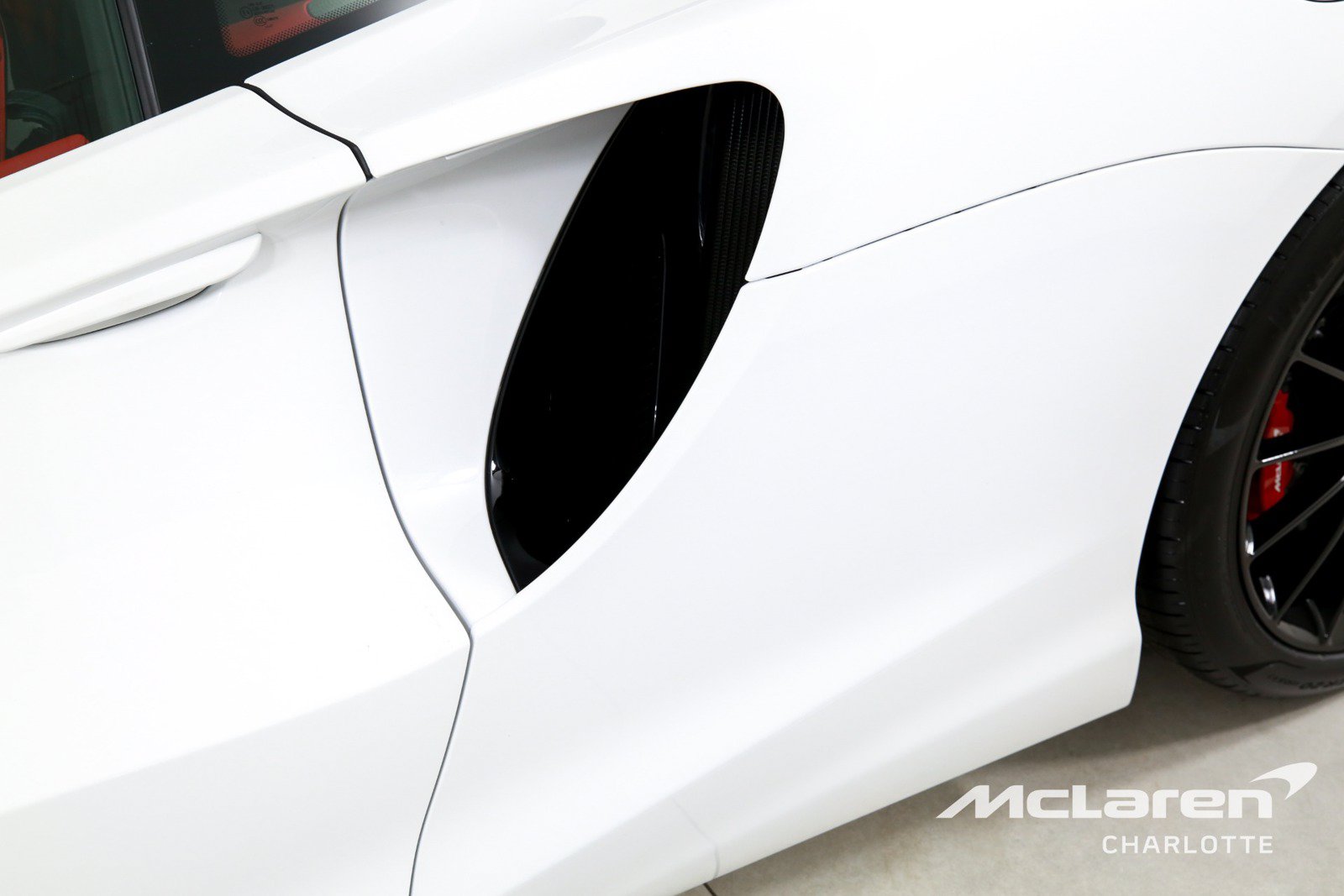 Used 2025 McLaren Artura RWD image 30