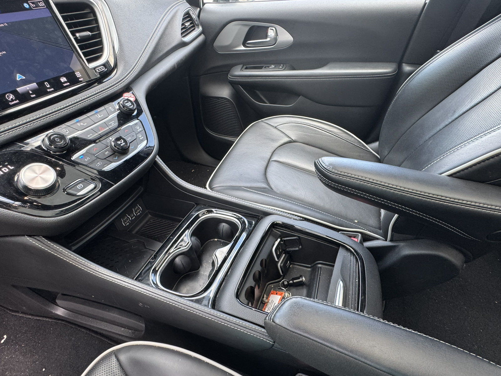 Used 2025 Chrysler Pacifica Limited FWD image 32