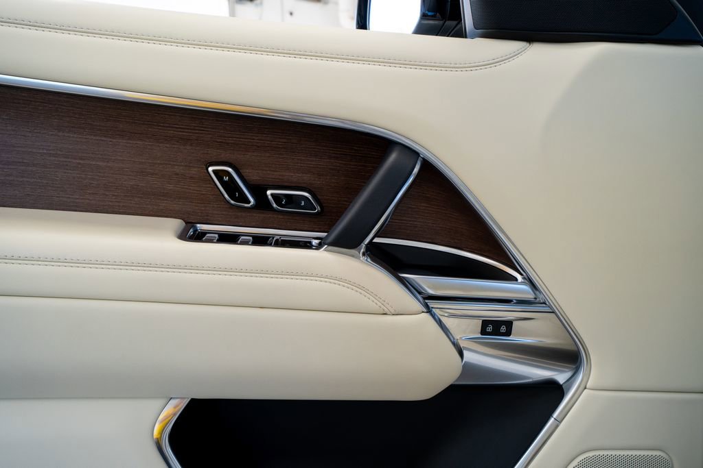 Used 2024 Land Rover Range Rover Long Wheelbase SE image 28