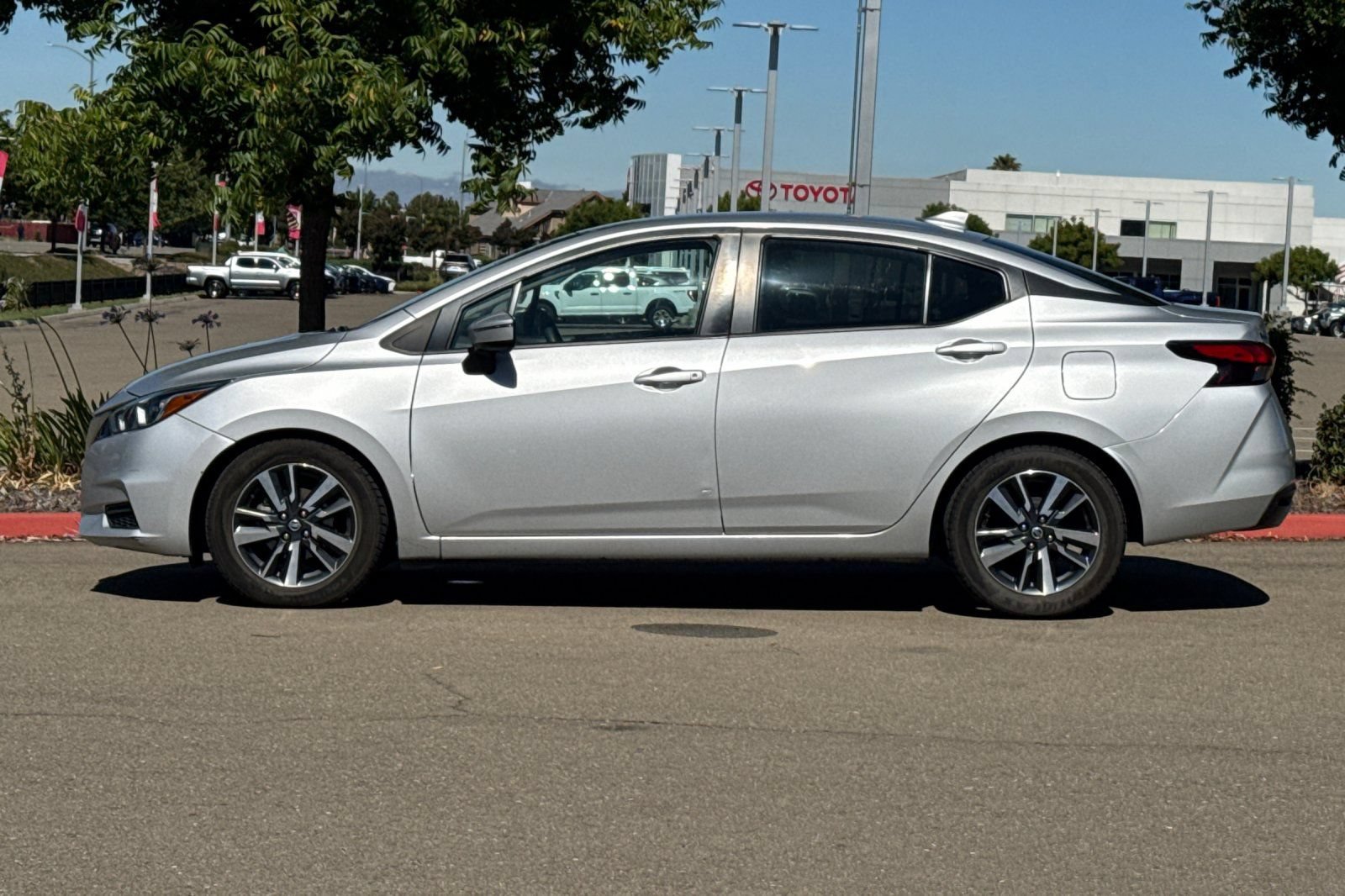 Used 2021 Nissan Versa SV FWD image 7
