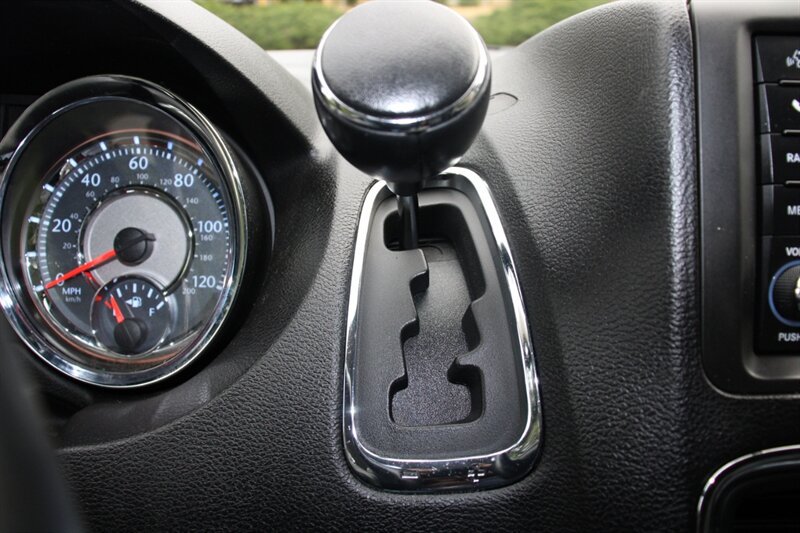 Used 2014 Chrysler Town & Country Touring FWD image 8