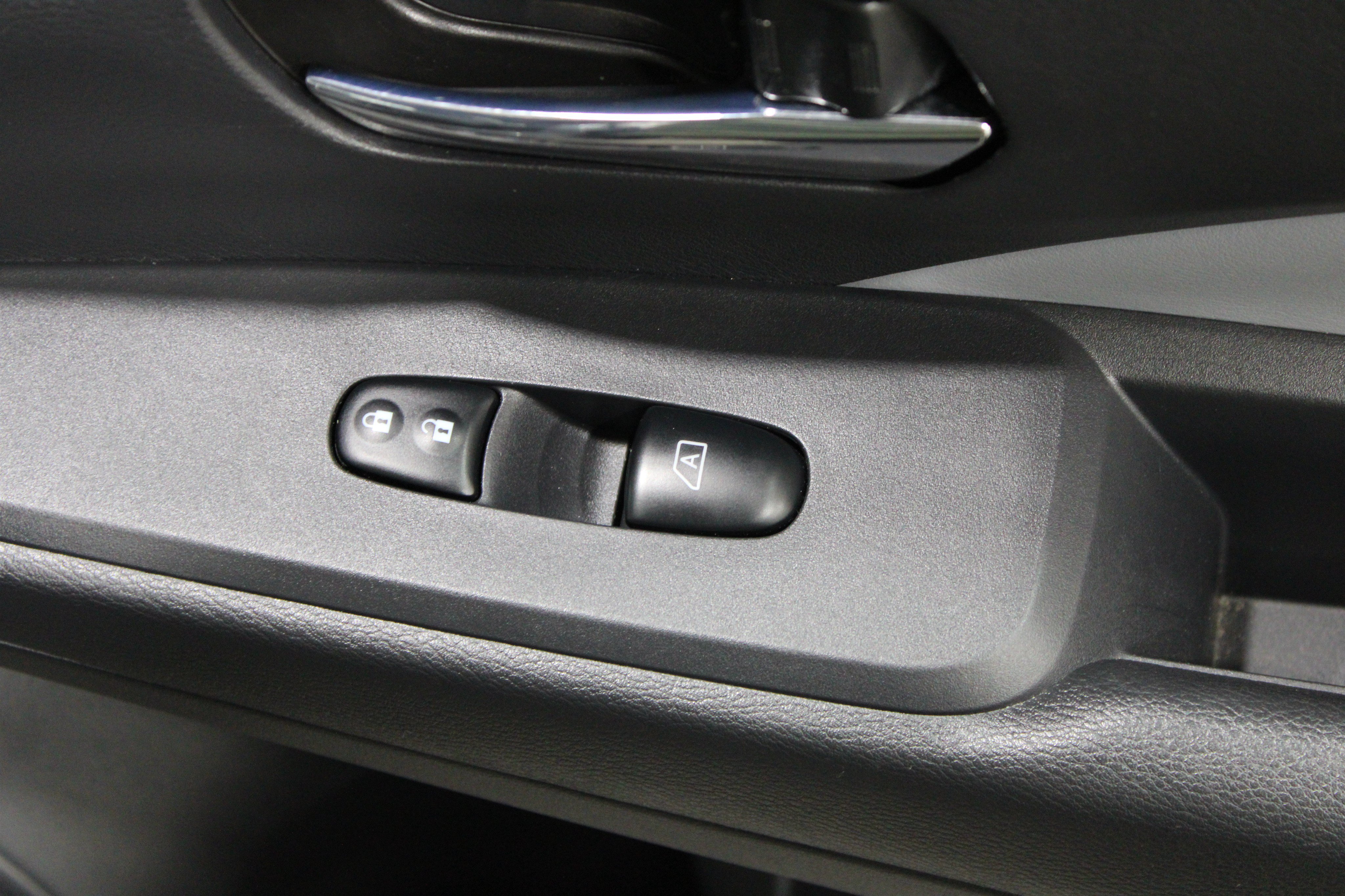Used 2023 Nissan Kicks SR w/ SR Premium Package FWD image 26