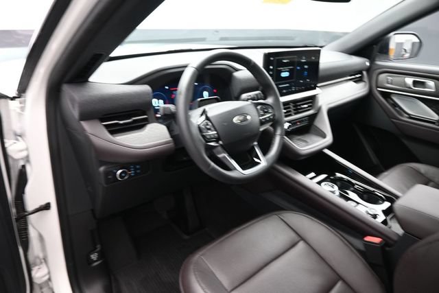 Certified 2025 Ford Explorer Platinum w/ Ultimate Package AWD/4WD image 9