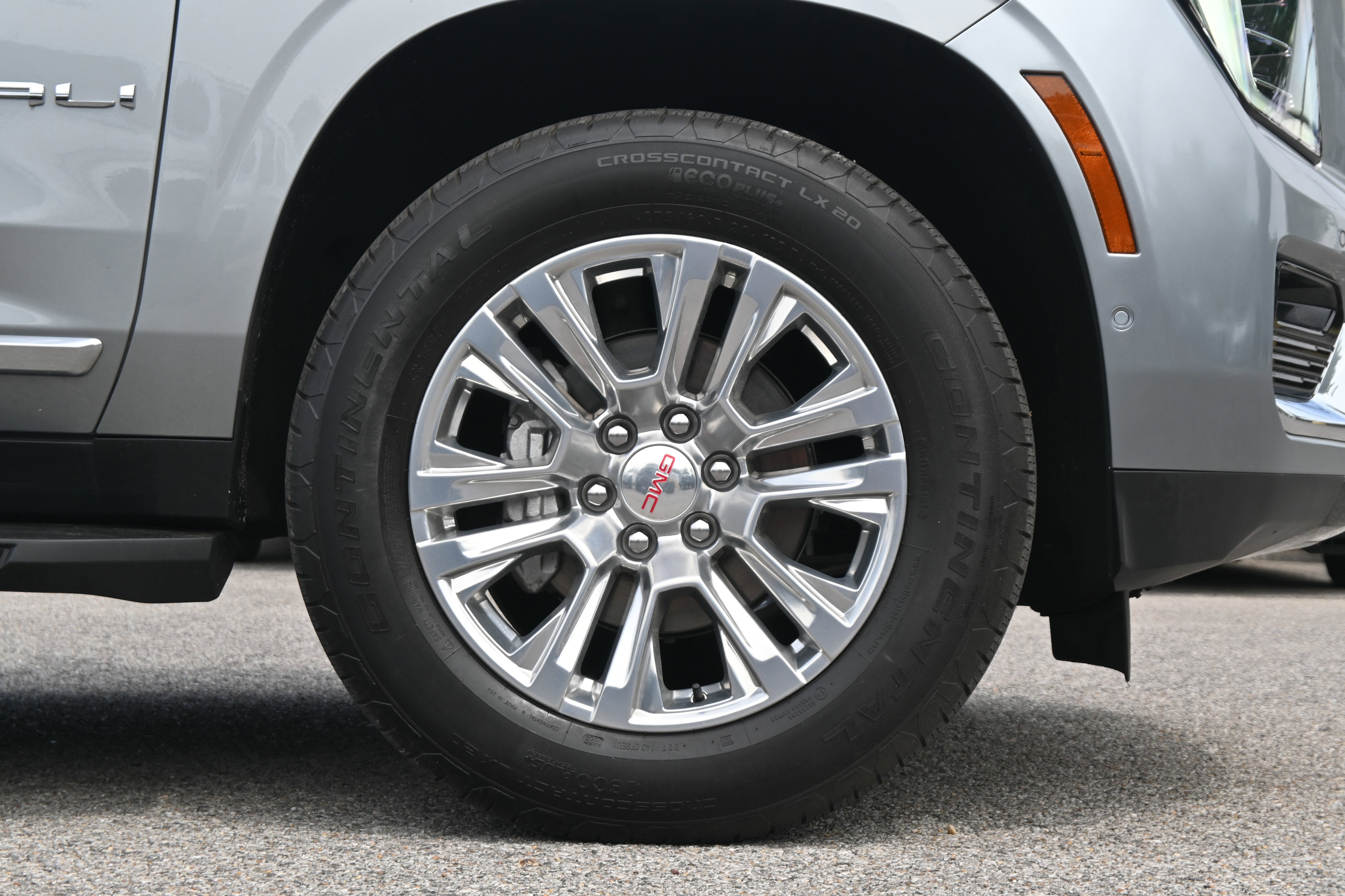 Used 2025 GMC Yukon Denali AWD/4WD image 13