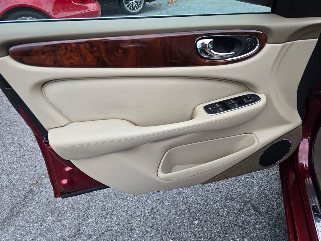 Used 2004 Jaguar XJ8 RWD image 10