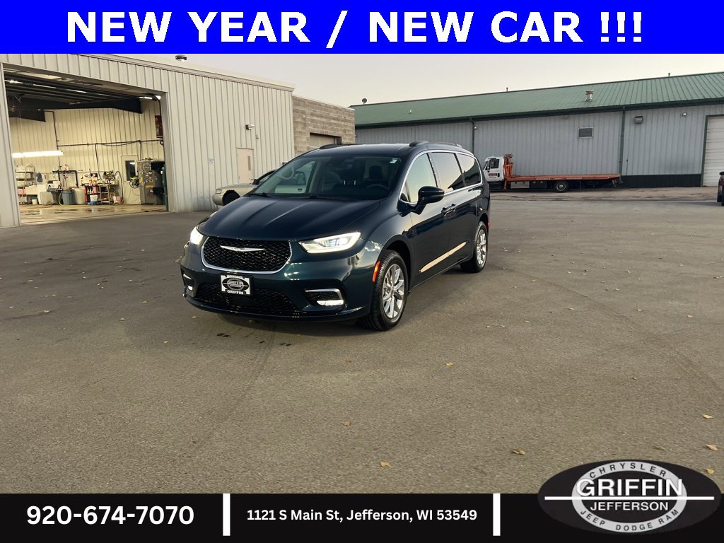 Used 2022 Chrysler Pacifica Touring-L image 3